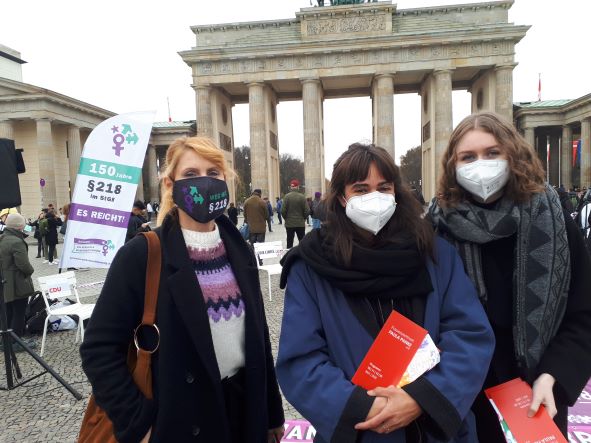 Mitarbeiterinnen von Paula Panke stehen vor dem Brandenburger Tor bei er Übergabe der Petition gegen den Paragraphen 218, Foto: Paula Panke