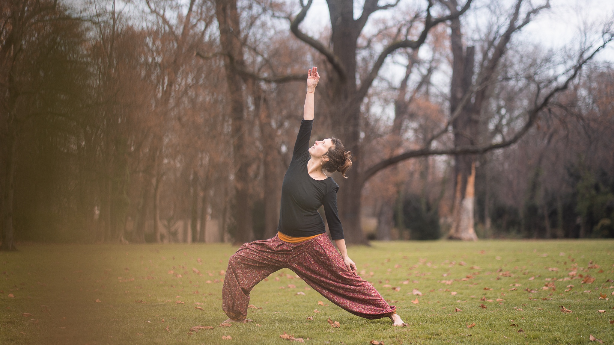 Elisa Gärtner beim Yoga auf einer Wiese