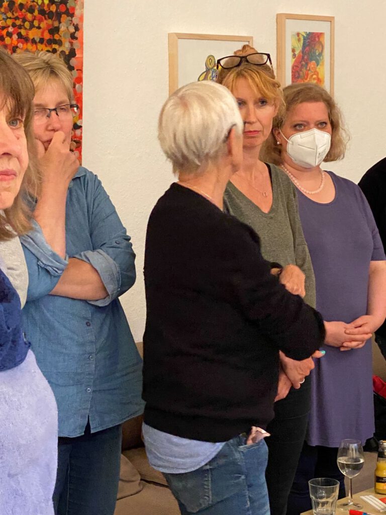 Teilnehmerinnen beim Nachbarschaftsgespräch über den Ukraine-Krieg