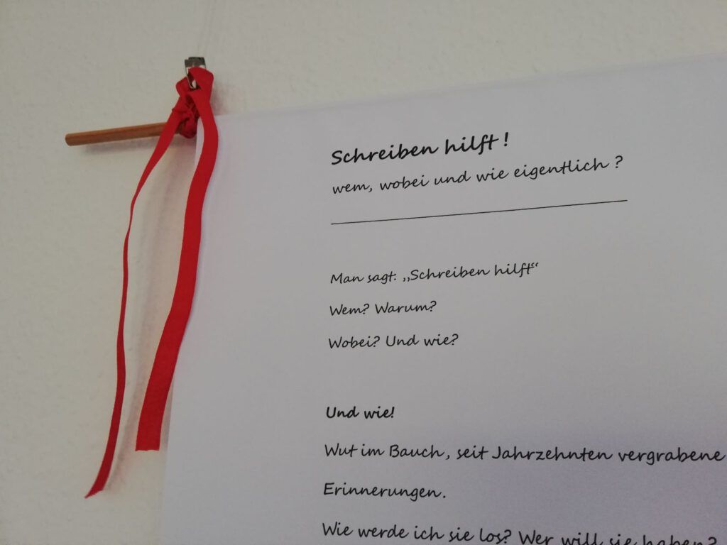 Ausstellungsstück "Schreiben hilft" auf der Ausstellung "Wir teilen Geschichte(n)" im Frauenladen Weissensee