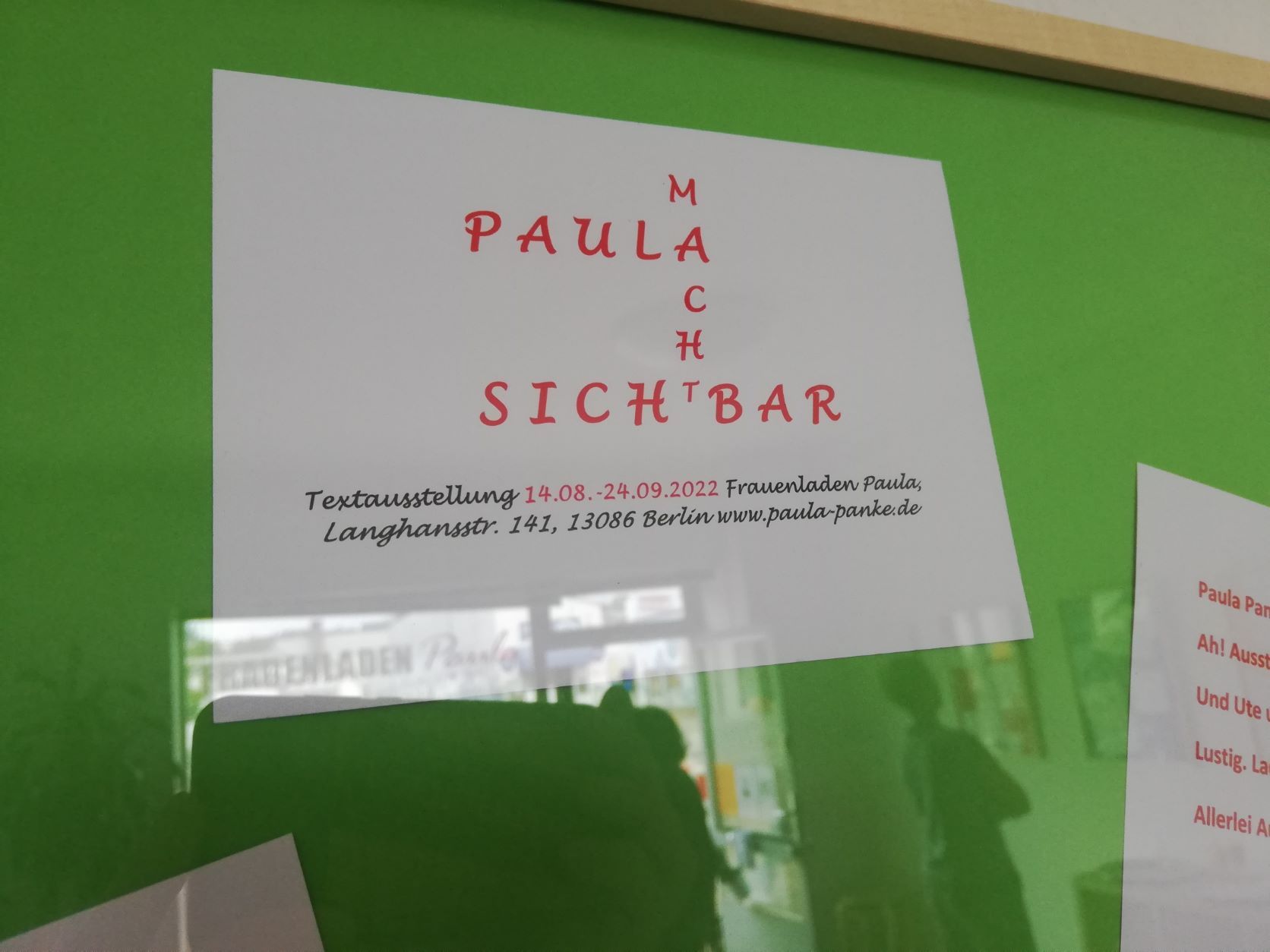 Flyer "Paula macht sichtbar" der Ausstellung "Wir teilen Geschichte(n)" im Frauenladen Weissensee