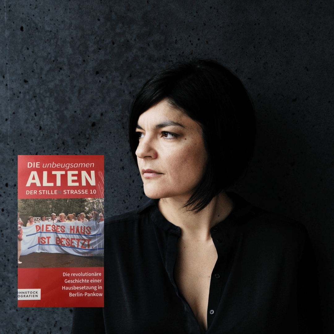 Jasmin Tabatabai und das Buchcover "Die unbeugsamen alten der Stille Strasse 10"