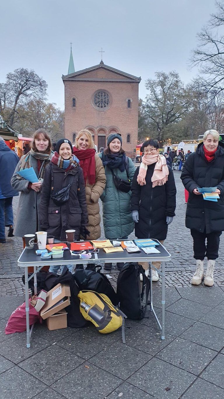 Infostand am Leopoldplatz zum Tag gegen Gewalt an FLINTA*, Bild: Paula Panke