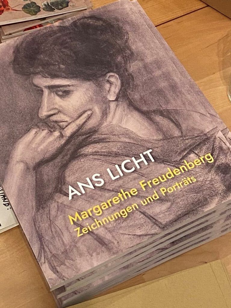 Katalog "Ans Licht" zur Ausstellung mit Arbeiten von Margarethe Freudenberg, Bild: Paula Panke