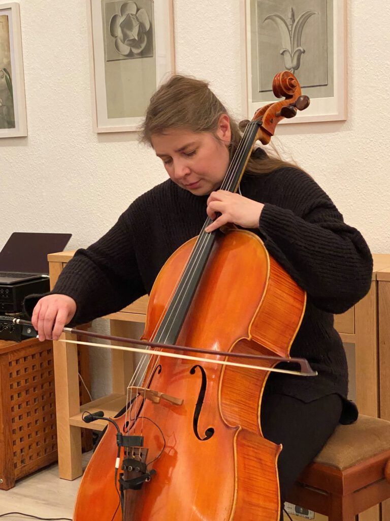 Cellistin Anne Müller spielt bei Vernissage "Ans Licht", Bild: Paula Panke