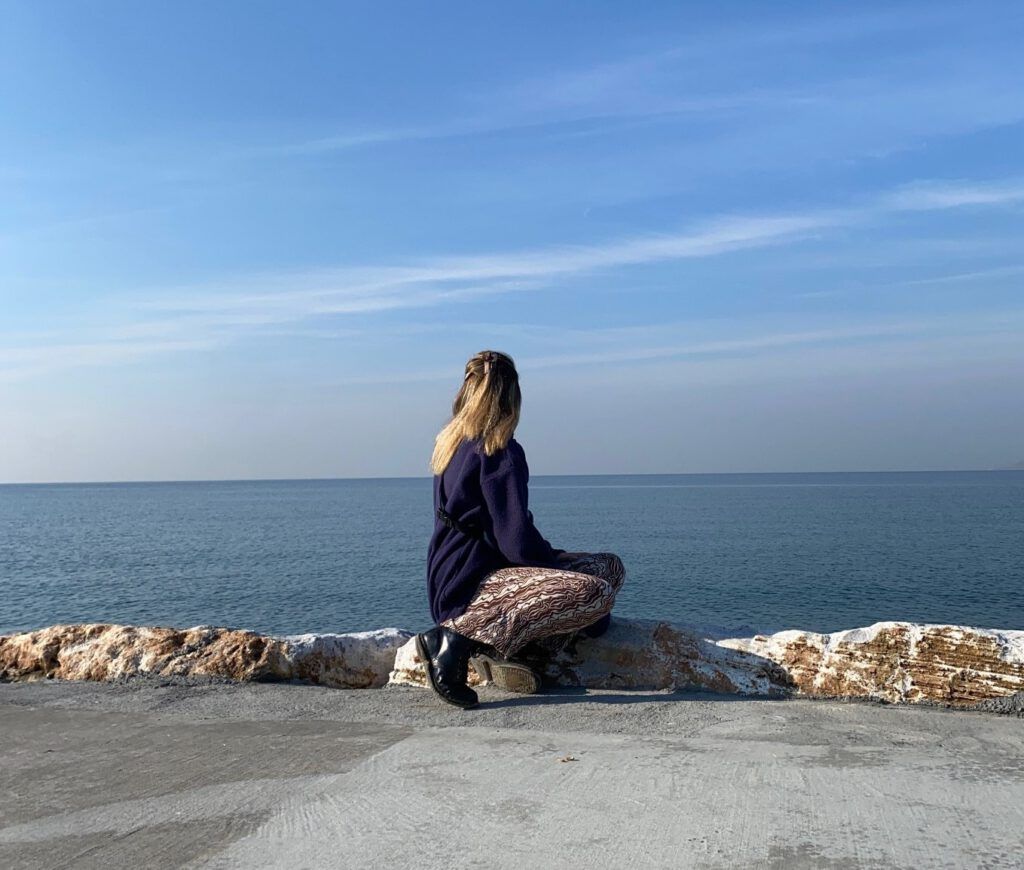 Tabea Krone schaut auf das Meer und den Himmel in der Türkei