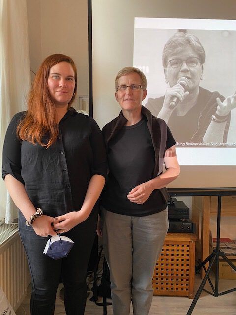 Maria Bühner und Katja Koblitz bei der Gedenkveranstaltung für Bettina Dziggel, Bild: Paula Panke