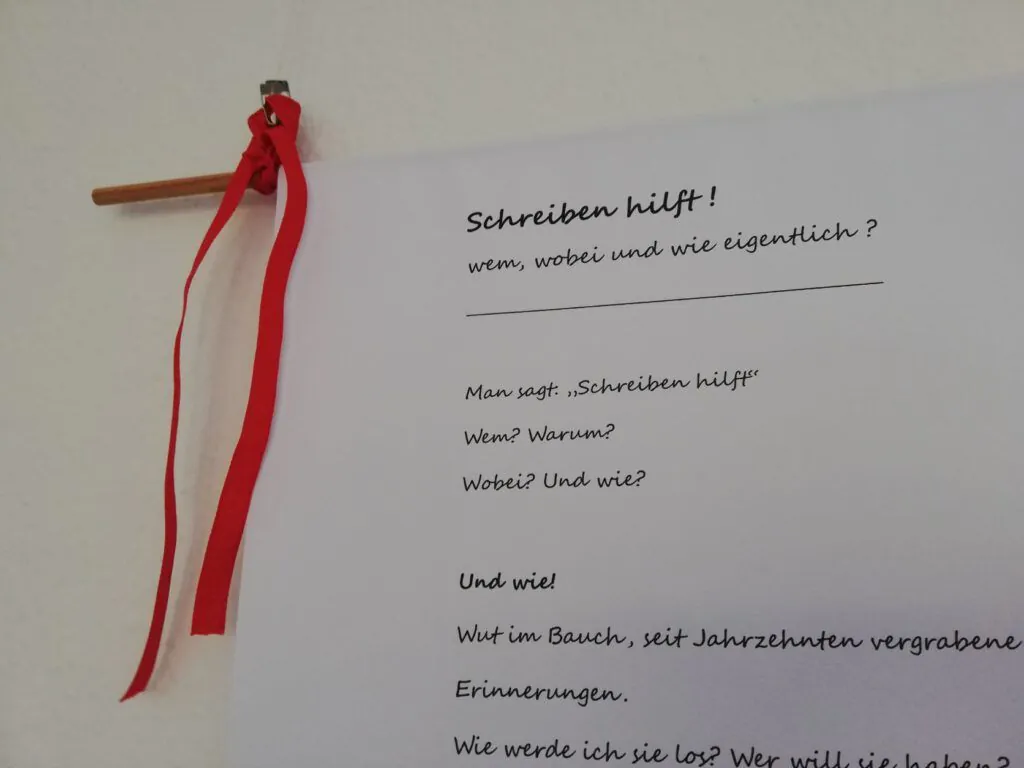 Ausstellungsstück "Schreiben hilft" auf der Ausstellung "Wir teilen Geschichte(n)" im Frauenladen Weissensee