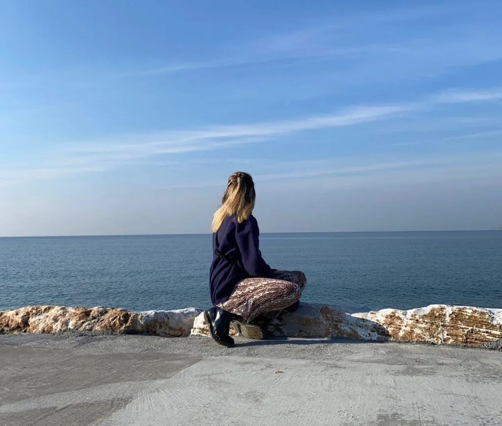 Tabea Krone schaut auf das Meer und den Himmel in der Türkei