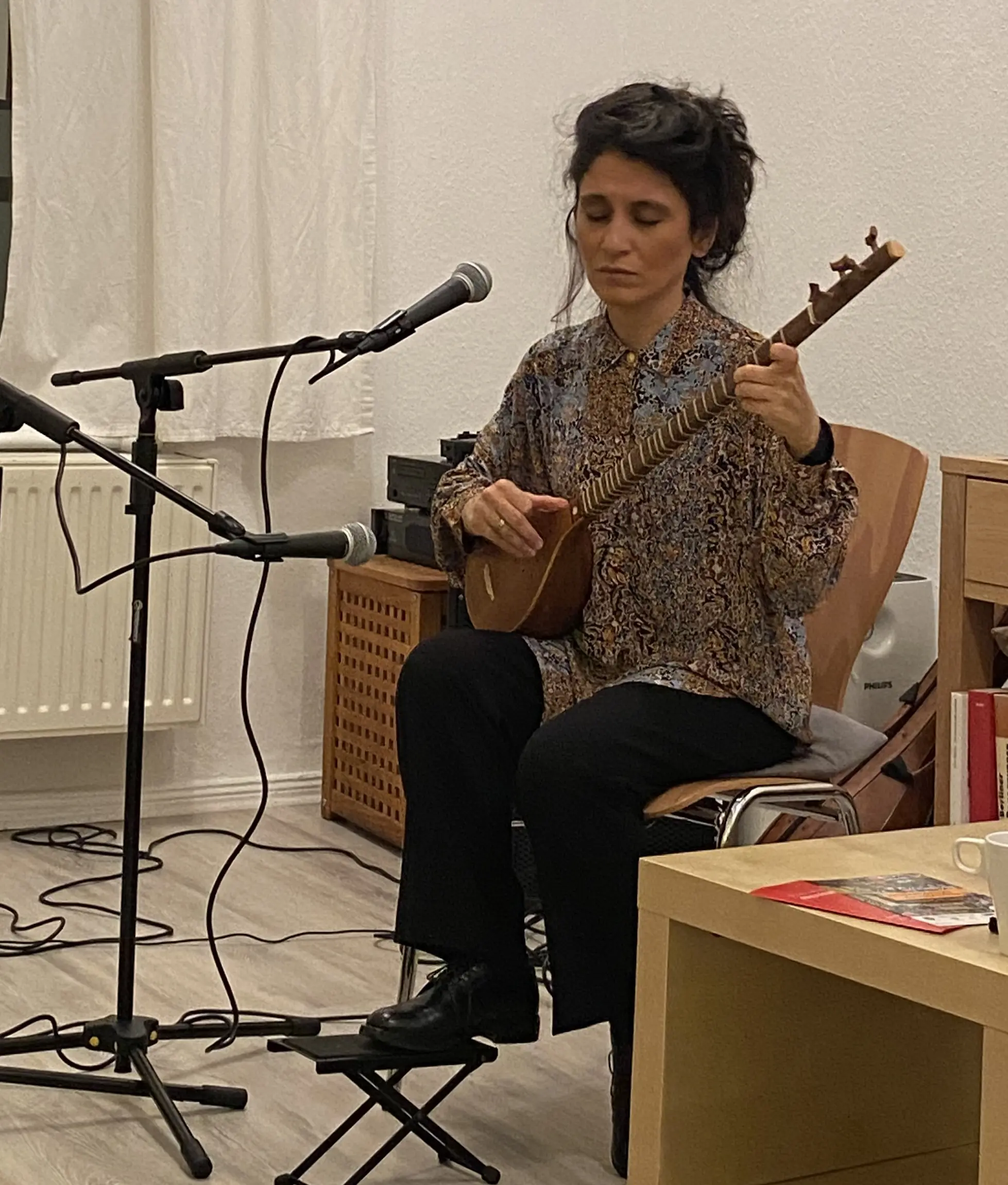 Elshan Ghasimi spielt auf dem Instrument Setar.